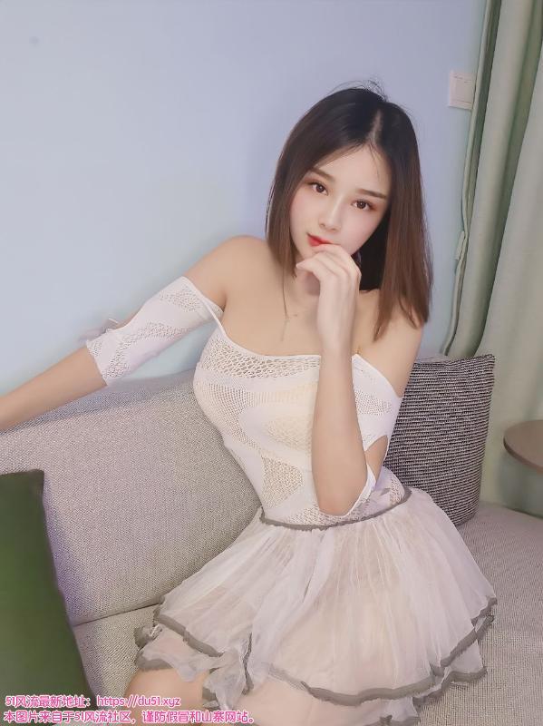 出击清纯制服小姐姐