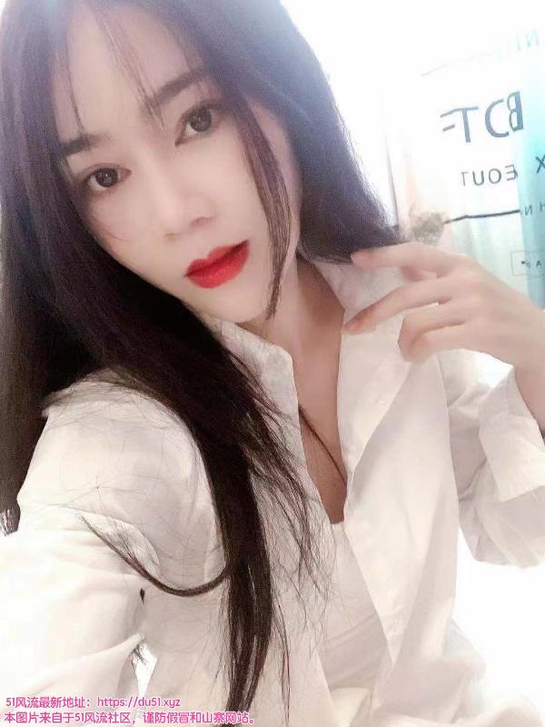 皮肤白嫩颜值小玉