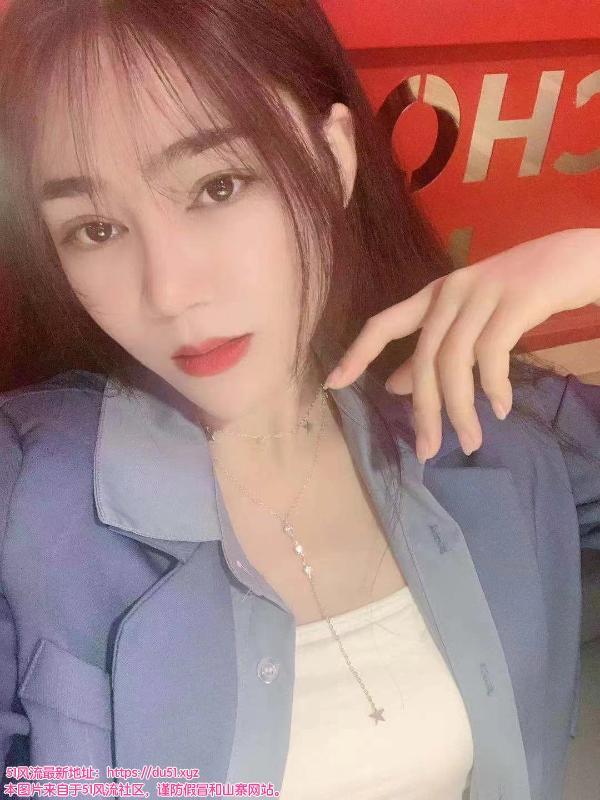 皮肤白嫩颜值小玉