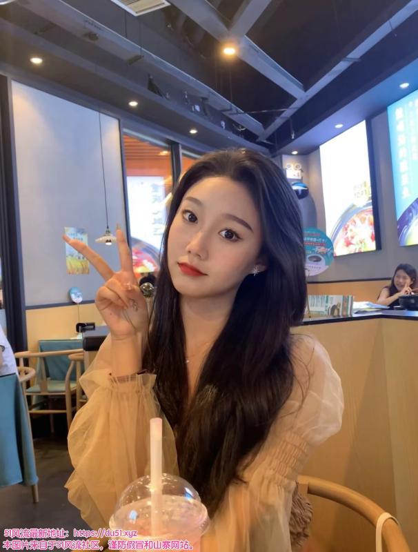 俏皮小可爱雨夏