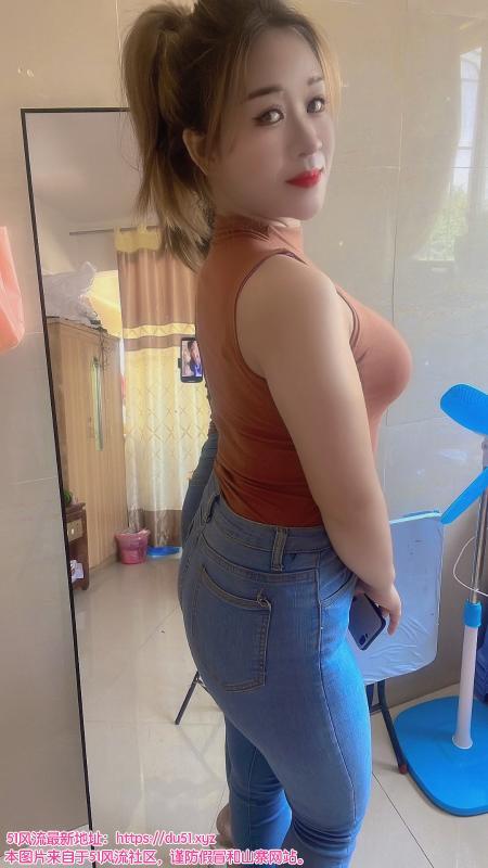 性感丰乳翘臀少妇