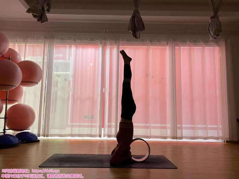 佛系性感瑜伽妹子