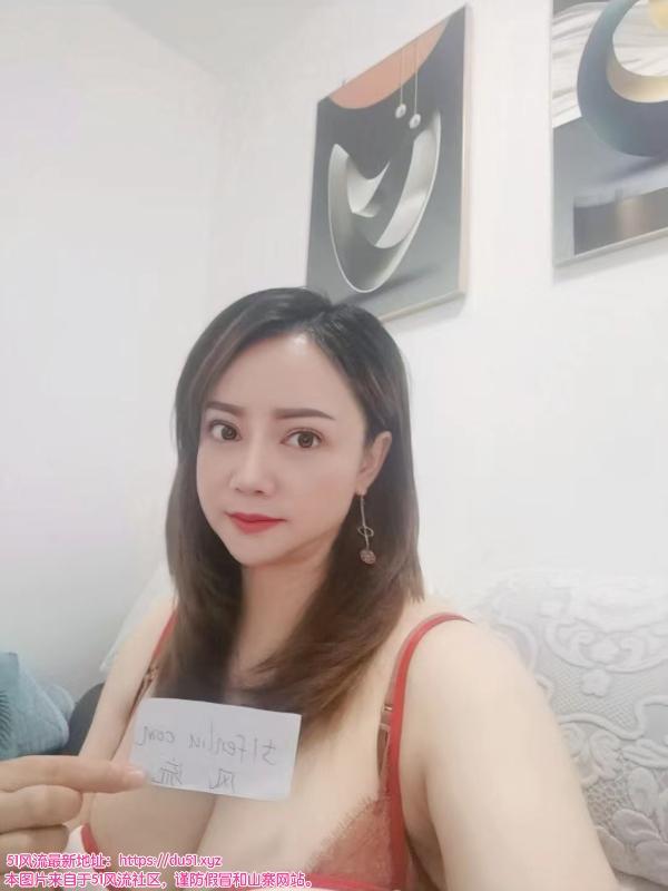 广式服务的少妇