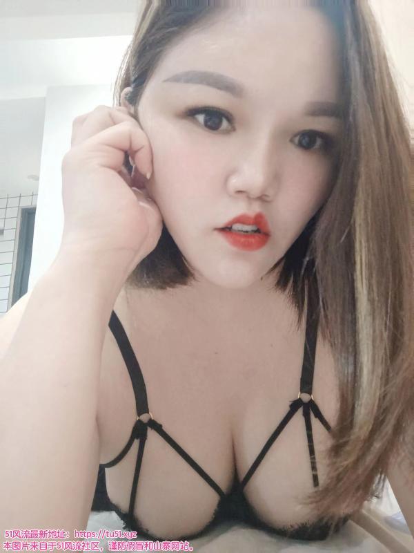 宝安翻身站巨乳骚妹