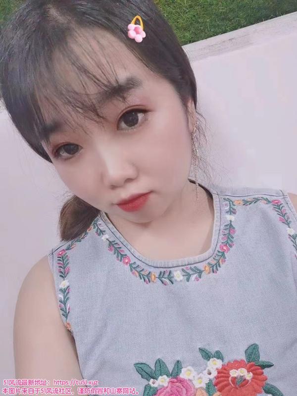 奶茶店风骚三通小妹