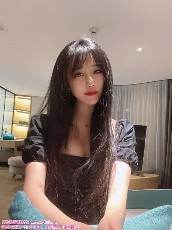 身材丰满的小姐姐