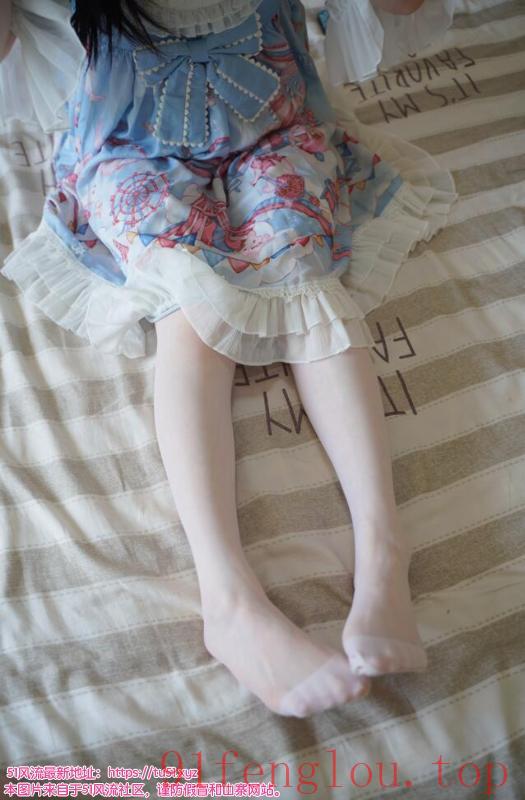 微胖的白丝萝莉