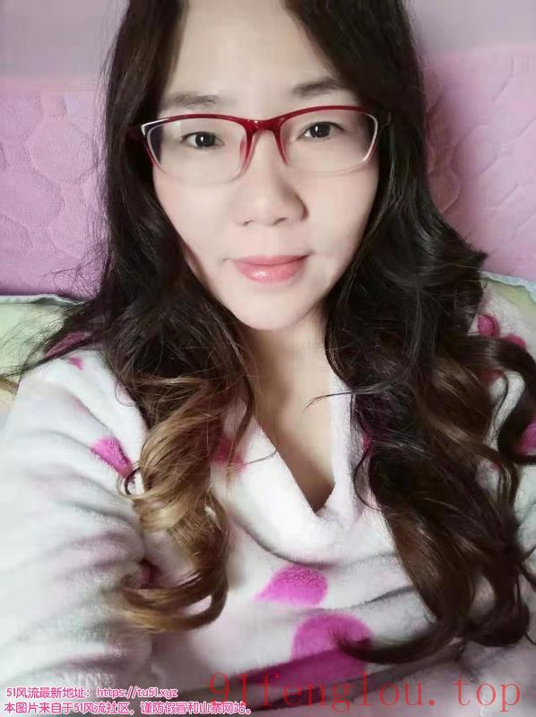 三坝地铁口的熟女姐姐