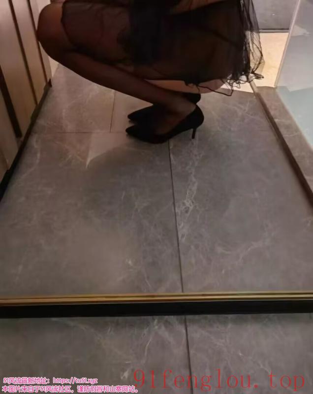 爱健身的黑丝风骚御姐