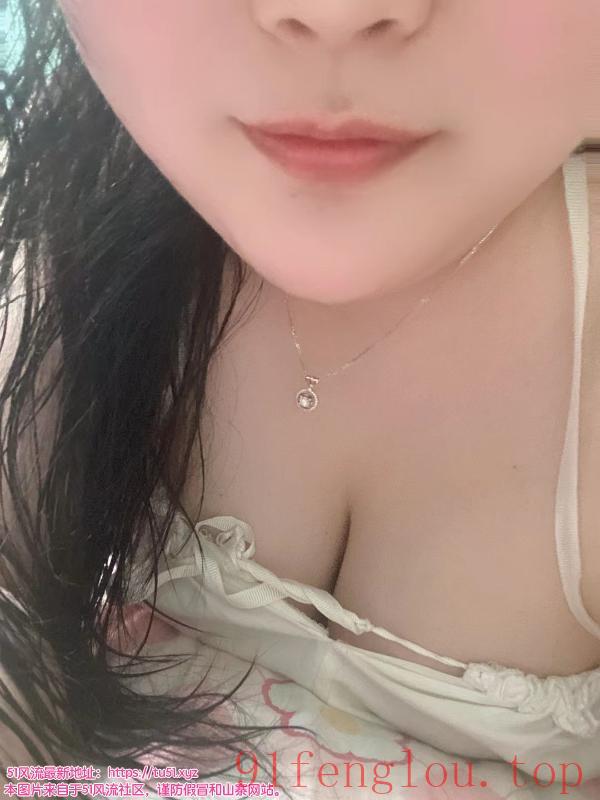 体贴的丰满漂亮微坦