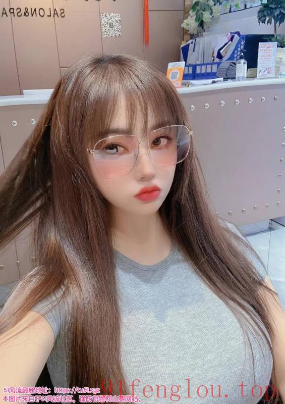 雪白大胸骚妹妹