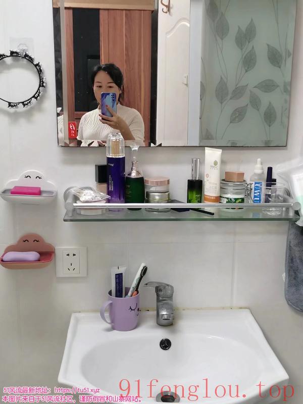 娄山关路贵州少妇