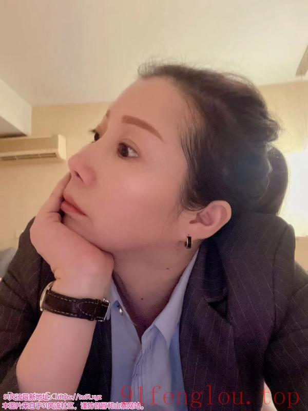 上班的气质少妇