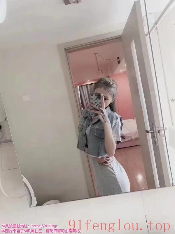 一个花臂社会小女