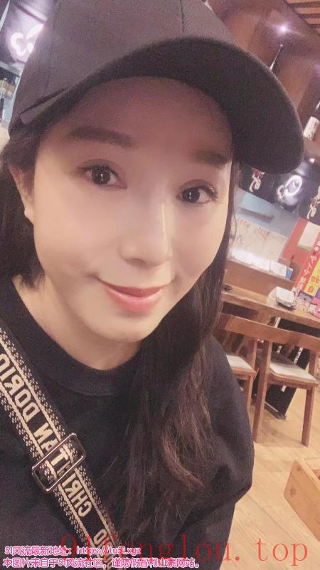 朝阳刚下水美女