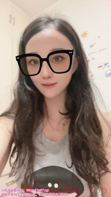 黑丝开档袜少妇