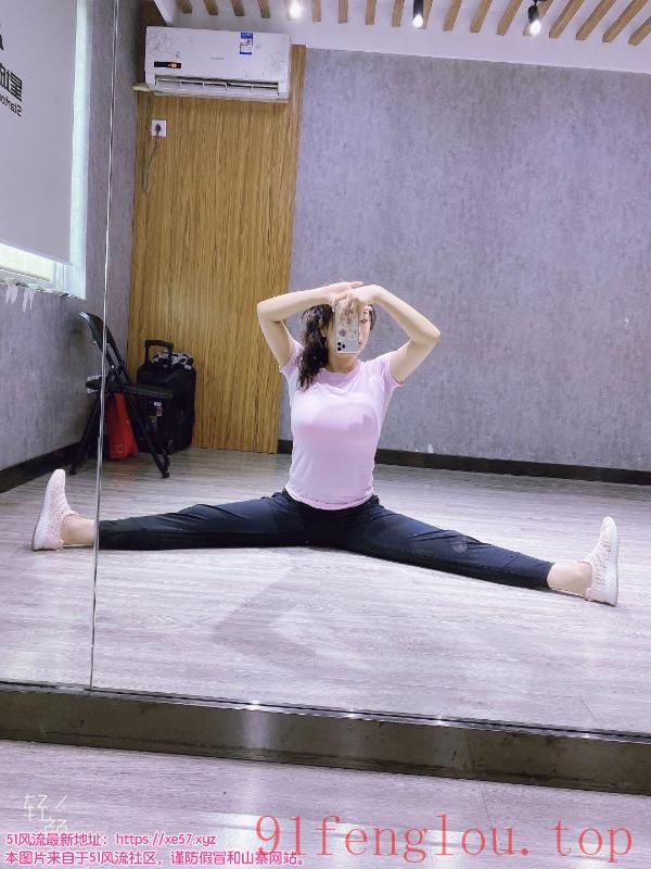 瑜伽老师小咪一字马