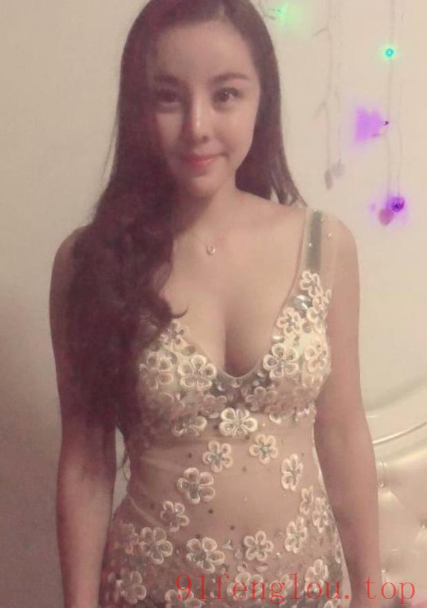 高挑鲍粉兼职妹