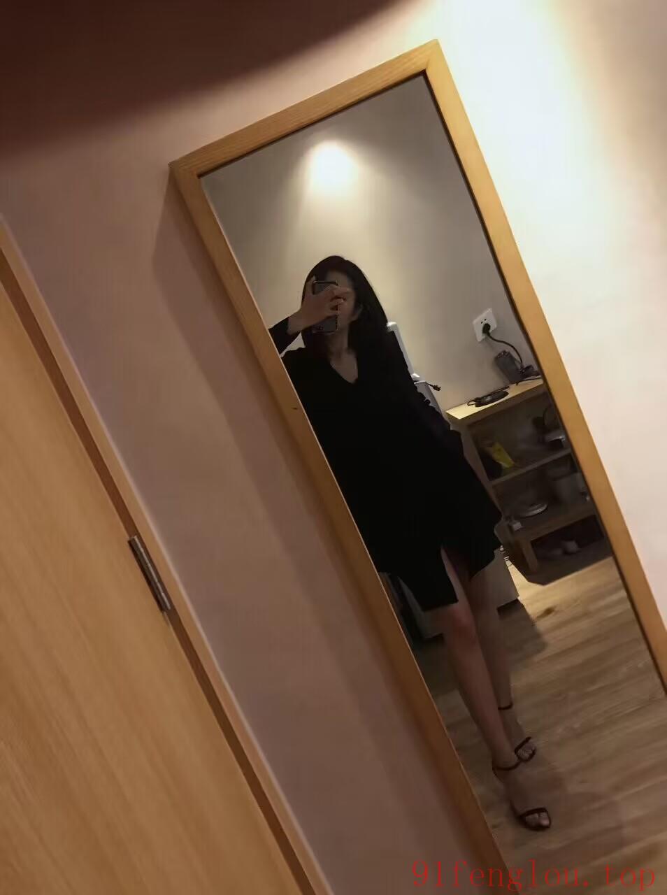 百子湾170F罩杯的开裆裤小姐姐