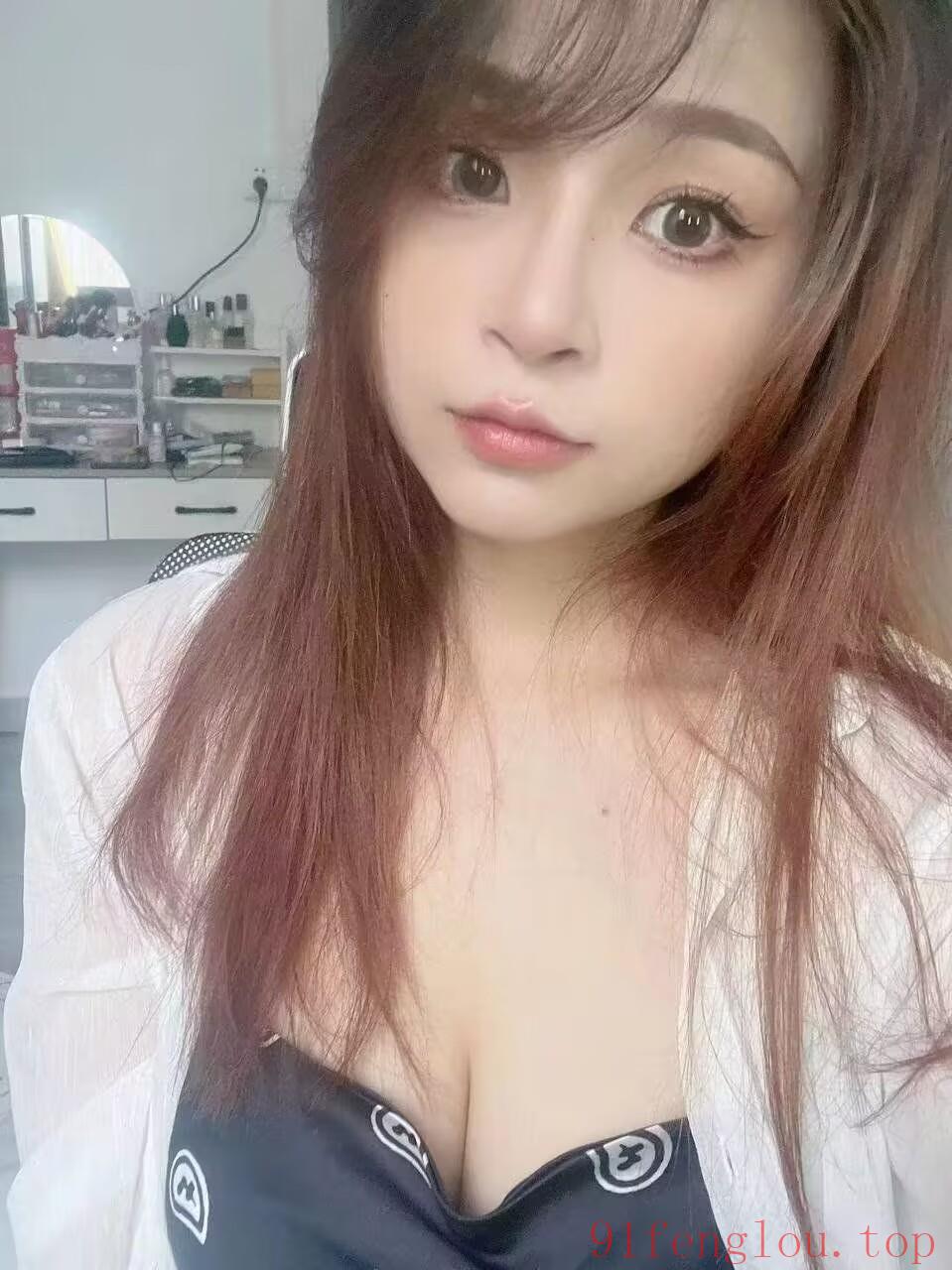 蜜桃刚成熟嫩的出水的妹子