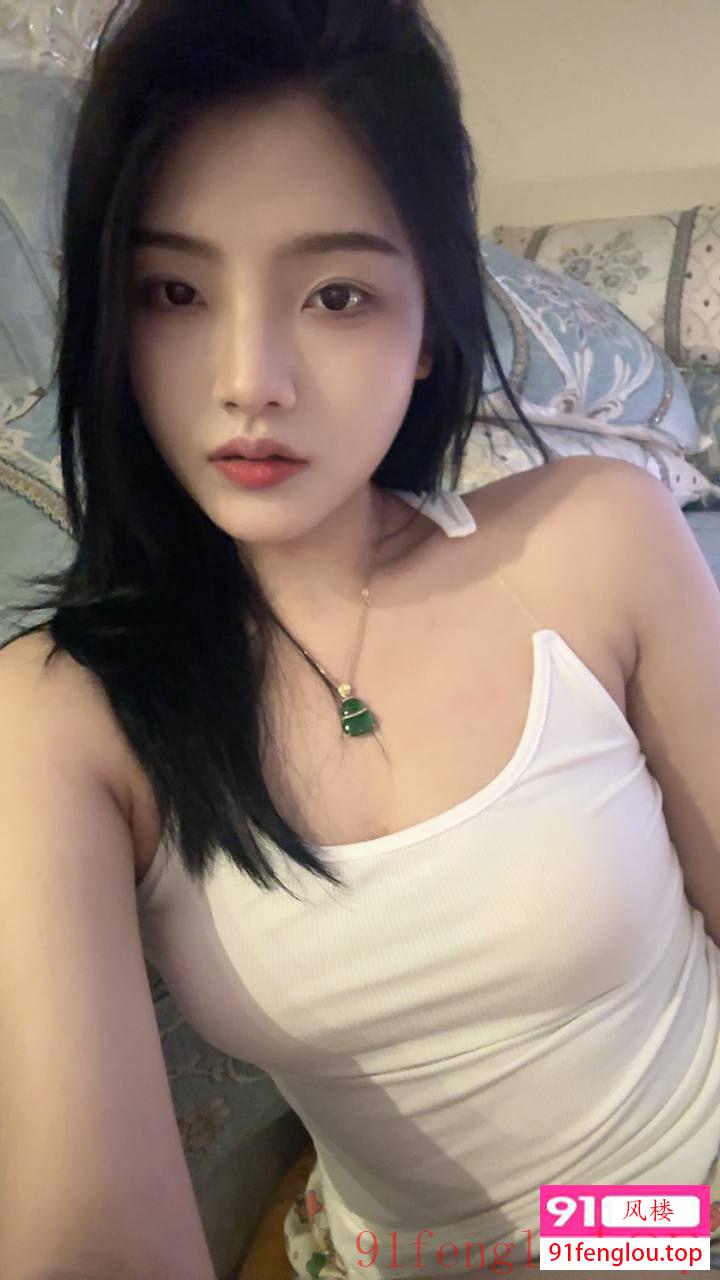 可甜可御年轻高挑妹