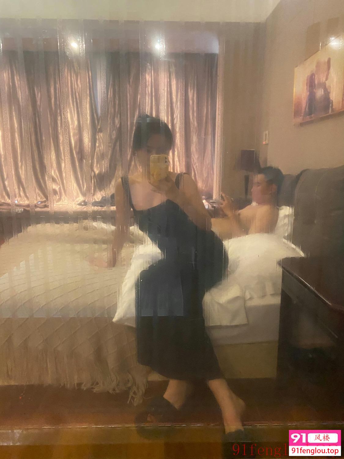 粉逼大奶纯欲骚妹玩得开十足炮架子