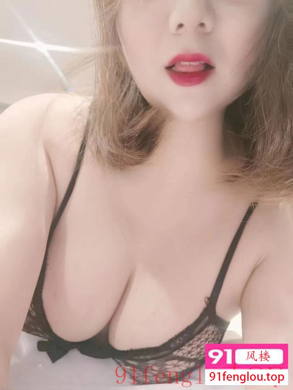 短发巨乳童颜少妇