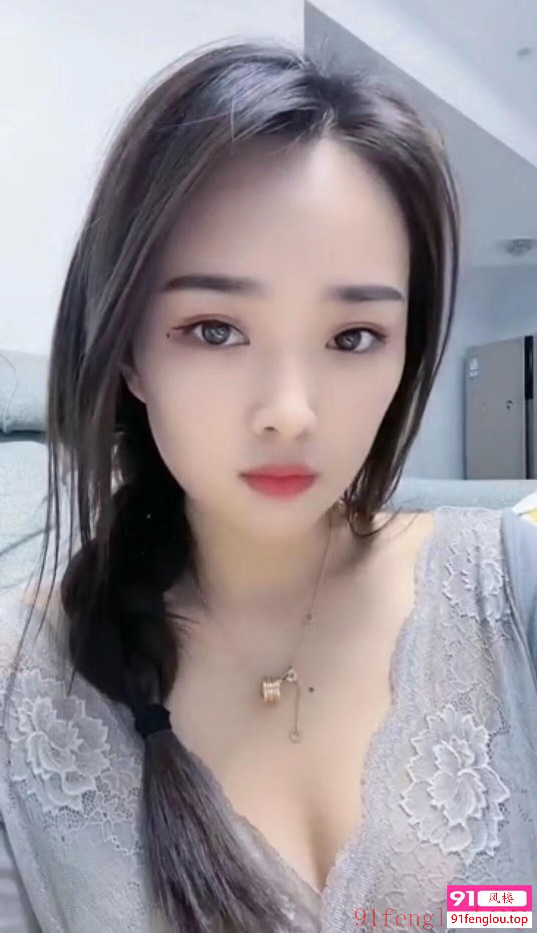 气质美女兼职女大学生