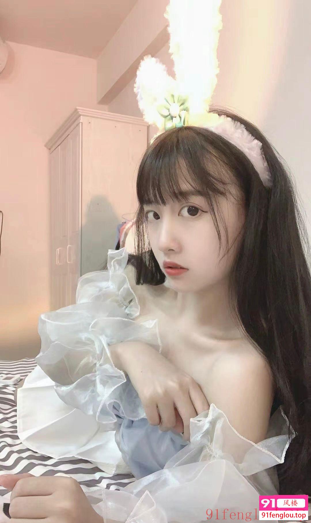 可三通后入的大奶模特