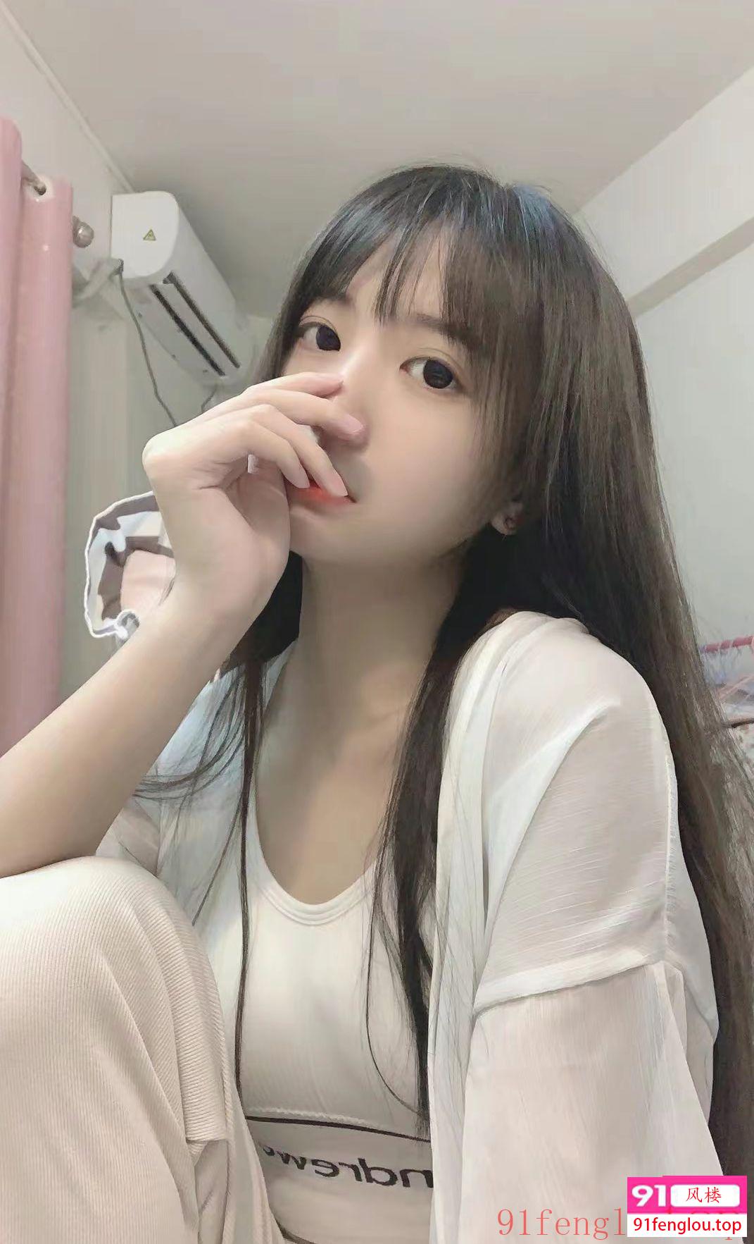 大一学生妹兼职外出