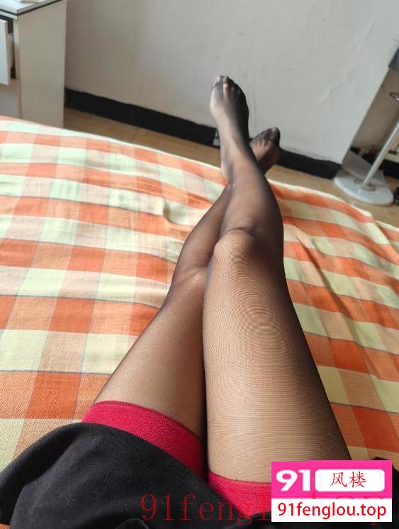 后广场美腿黑丝姐姐